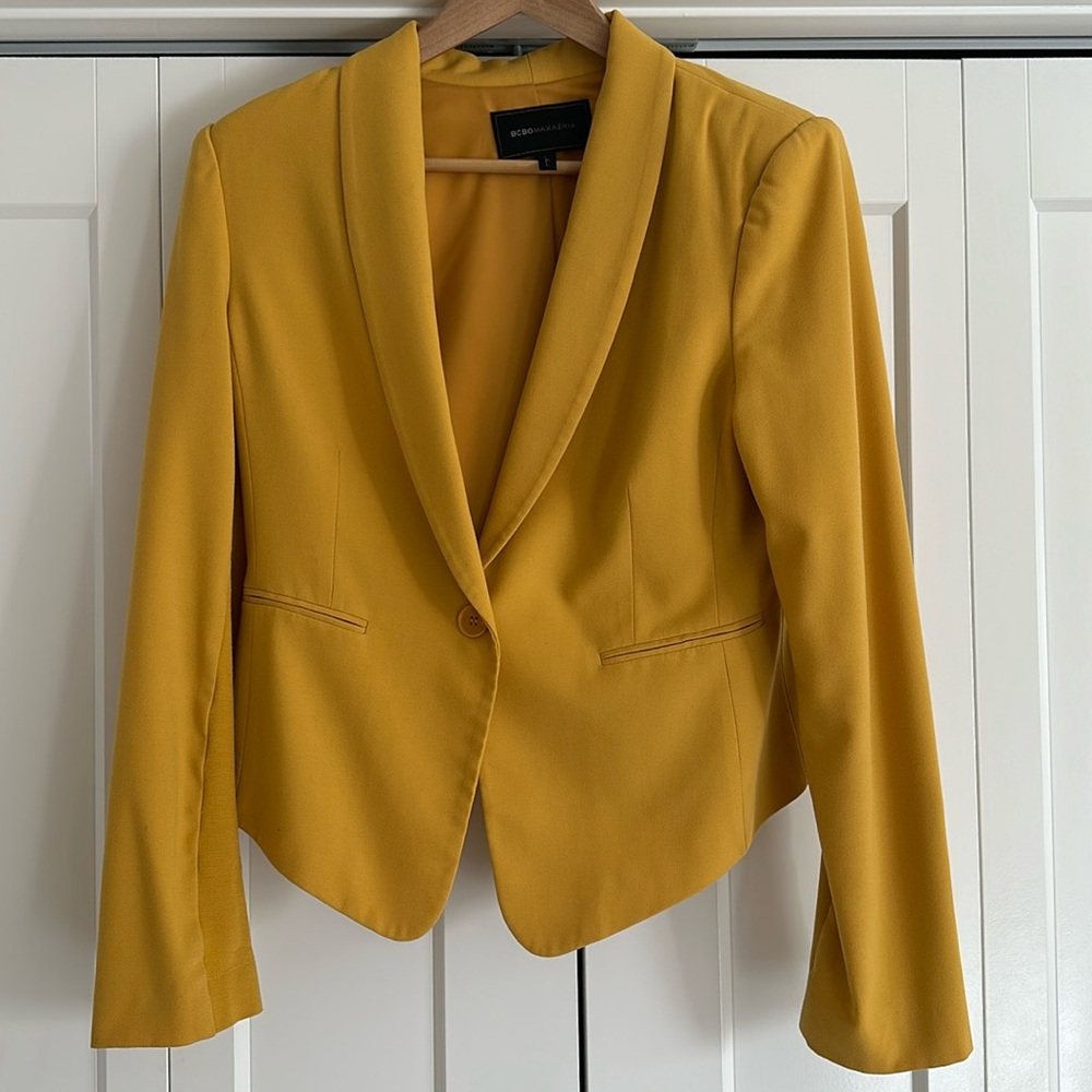 Bcbgmaxazria blazer size M.